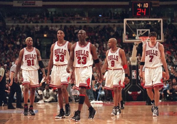 The Bulls đã giành được ba chức vô địch liên tiếp và thực sự là người chỉ huy thứ hai, triều đại thay thế cho Hội trường danh vọng và sự nghiệp bóng rổ huyền thoại của Cookie