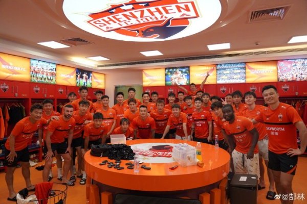 Dịch vụ xứng đáng vô địch thứ 17 của Evergrande, với tổng thu nhập hơn 100 triệu nhân dân tệ. Vợ anh là người đẹp của trường và biến thành một huấn luyện viên đào tạo thanh niên sau khi nghỉ hưu.