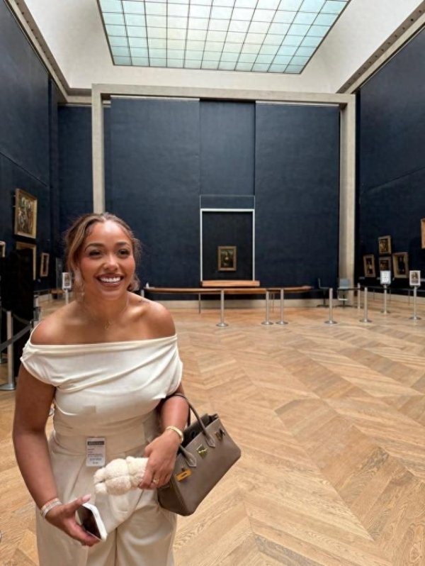 Quyến rũ và gợi cảm! Thị trấn và bạn gái của anh ấy đến thăm Louvre: Thật hiếm khi thấy Mona Lisa rất gần