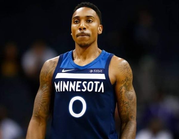 Đầu tiên mắng James, sau đó đặt câu hỏi cho hàng phòng thủ của Kobe, ai là Jeff Teague