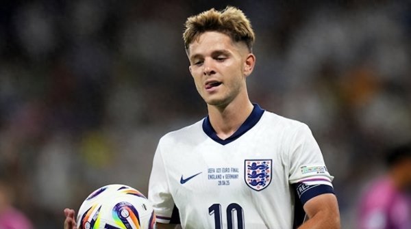 Manchester City mở ra tiền vệ tài năng bán hàng